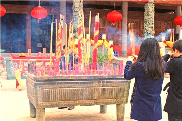 夢見吃金黃色的餅怎么說_周公解夢官網