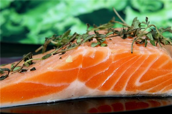 夢見和別人一起吃魚肉_周公解夢