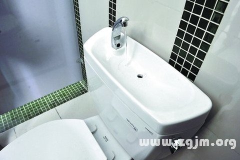 Dream of flush the toilet
