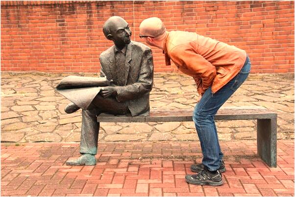 夢見父親從樓上掉下來摔死有何寓意_周公解夢官網