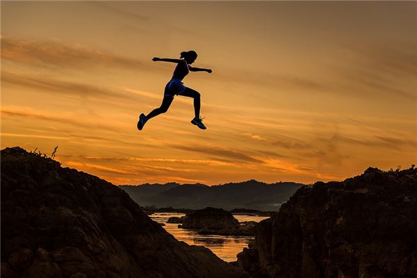 夢見自己從高處往下跳_周公解夢