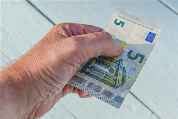 夢見別人給錢給自己是什麼徵兆_周公解夢