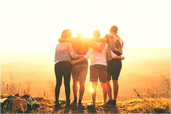 夢見夢朋友在水裡游泳會是什麼預兆_周公解夢官網