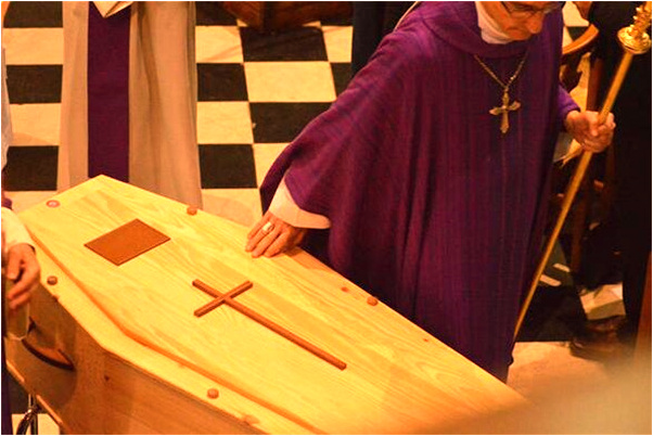 夢到了山上有很多人冒紅光意味著什麼_周公解夢官網