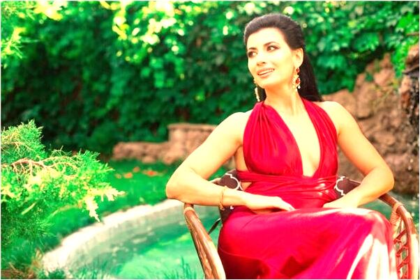 夢見小妞頭髮黑白混雜預示了什麼_周公解夢官網