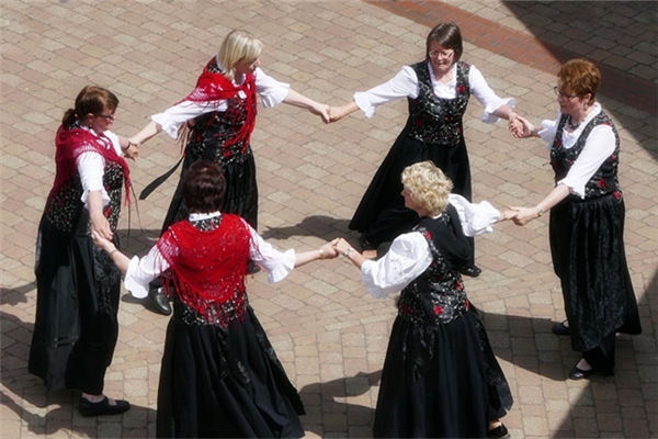 夢見很多女人鬧秧歌是什麼兆頭_周公解夢