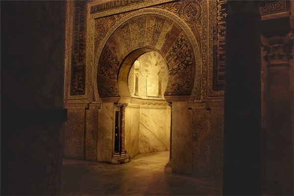 夢到自家兩間屋中間挖門洞預示什麼_周公解夢