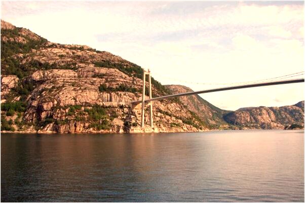 夢到了冬眠的白蛇盤圈有什麼含義_周公解夢官網