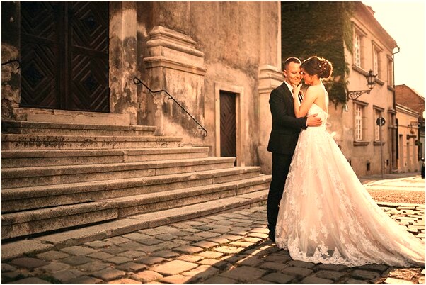 夢見一個女人華服躺在床上是啥預兆_周公解夢官網