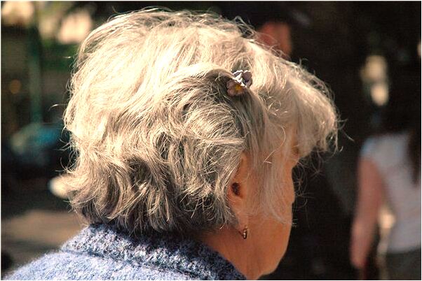 夢見雙手沾滿大糞的預兆_周公解夢官網