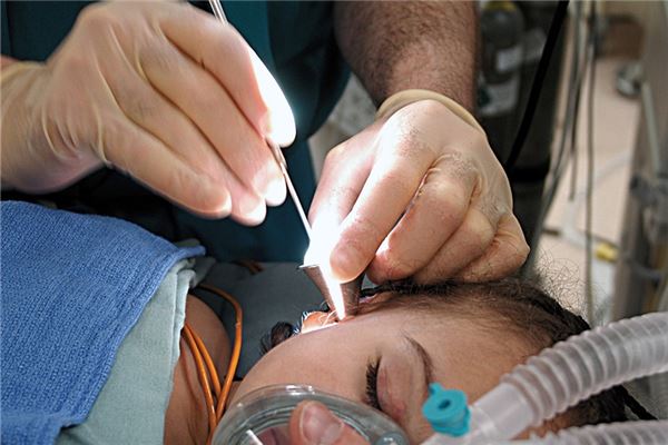 夢見扎耳朵眼有什麼說法_周公解夢