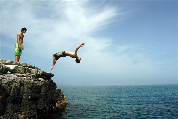 夢見有人跳崖意味著什麼_周公解夢