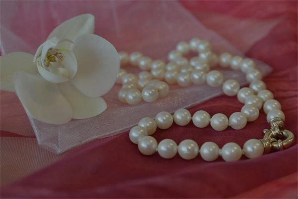 夢到了送項鍊是什麼預兆_周公解夢