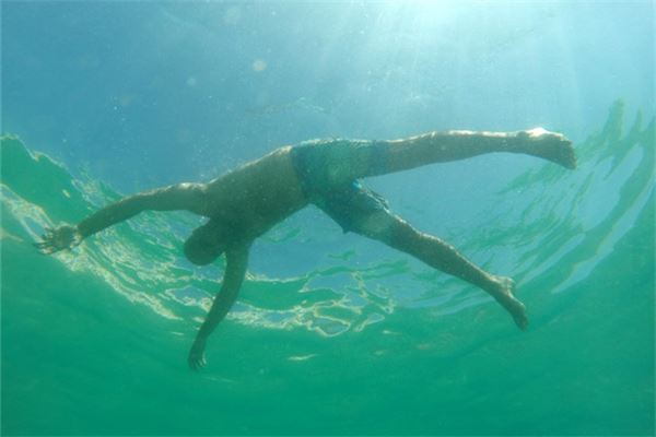 夢到掉水裡_周公解夢