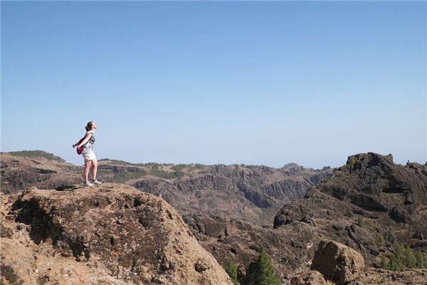 夢見爬山很陡峭最終到達目的地_周公解夢