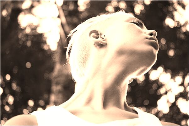 夢到婦女吃又點青有點紅的是什麼預兆_周公解夢官網