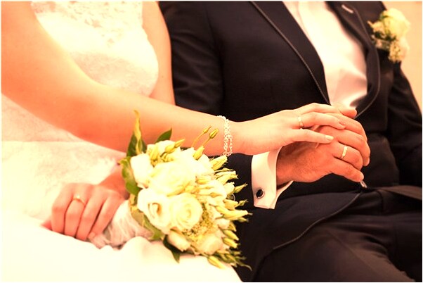 夢到了被別的男人親是什麼預兆_周公解夢官網