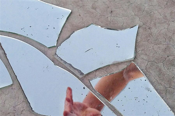 夢到摔玻璃會是什麼預兆_周公解夢