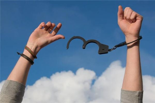 夢見戴手銬是什麼意思_周公解夢