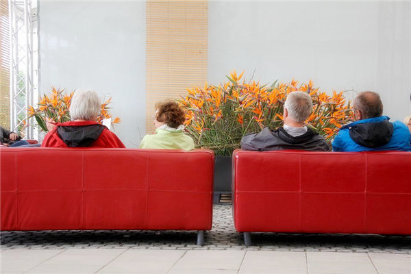 夢到了已故的親人來家裡做客是什麼徵兆_周公解夢