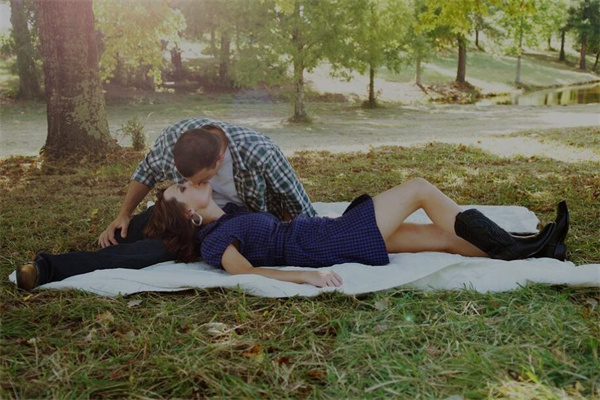 夢見男人親我啥意思_周公解夢