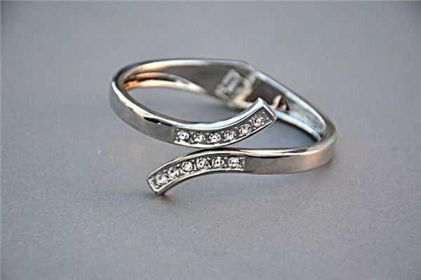 夢見銀飾品是什麼意思_周公解夢