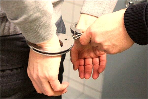 夢見天黑撐著傘下大雨意味什麼_周公解夢官網