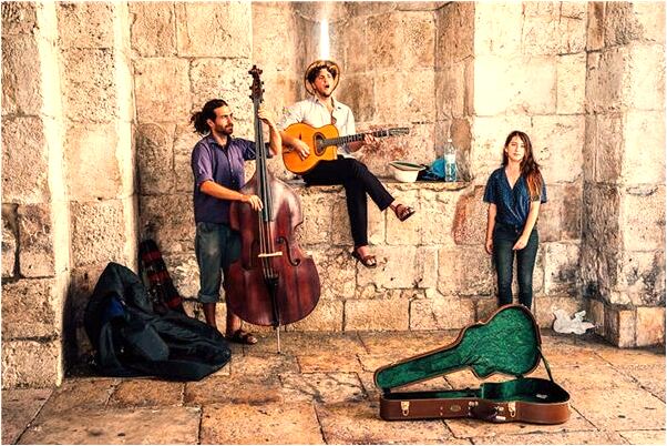 夢到情敵給自己帶耳環是咋回事_周公解夢官網