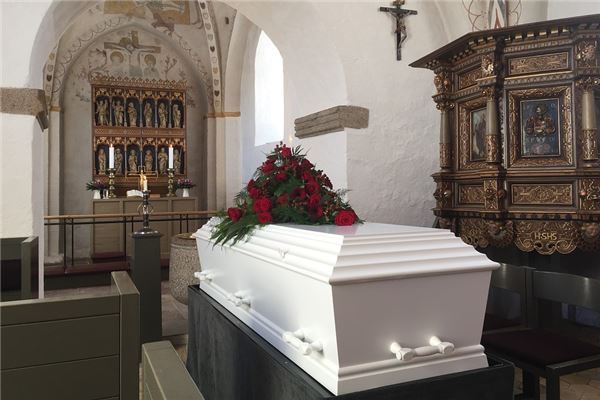 夢見別人抬棺材是什麼意思_周公解夢