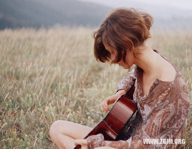 夢見果汁里有一個發卡_周公解夢夢到果汁里有一個發卡是什麼意思_做夢夢見果汁里有一個發卡好不好_周公解夢官網