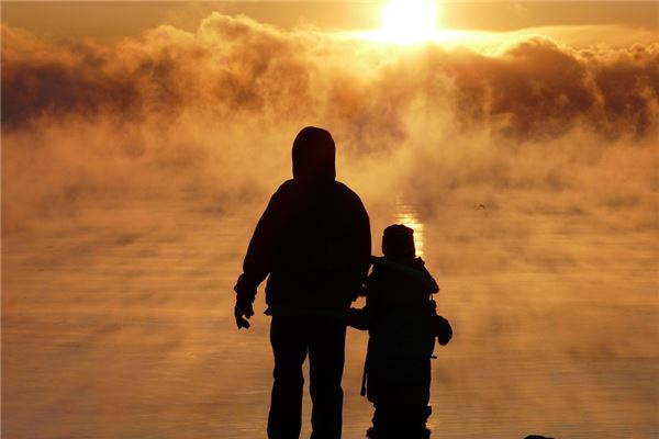 夢見抱著父親是什麼徵兆_周公解夢