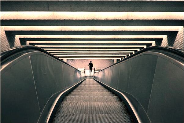 夢到敵人拿著飛刀相殺我們意味著什麼_周公解夢官網