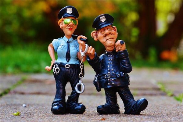 夢見警察抓人什麼意思_周公解夢