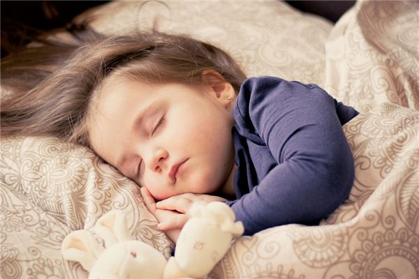 夢到自己女兒被車撞了_周公解夢