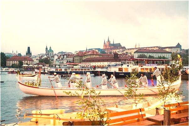 夢到了一個男人抱著自己不放有什麼意思_周公解夢官網