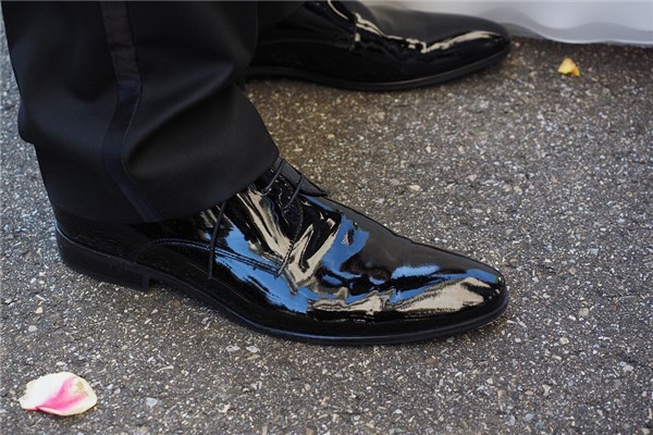 夢見穿了別人的鞋會是什麼預兆_周公解夢