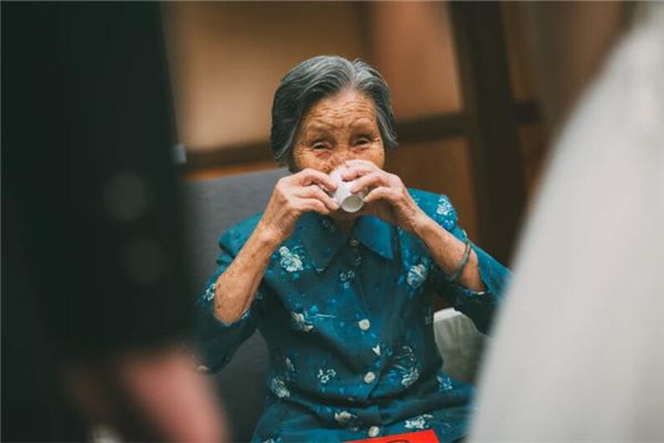 夢見奶奶去世了我大哭_周公解夢