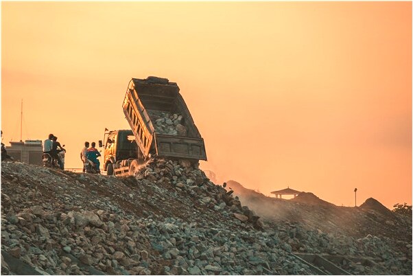 夢到爬到別人家三樓窗台上是什麼意思？_周公解夢官網