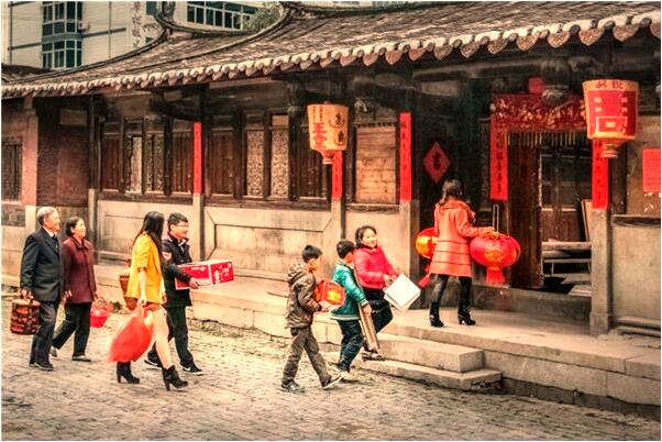 夢見睡覺感覺有人拍我肩膀是什麼意思？_周公解夢官網