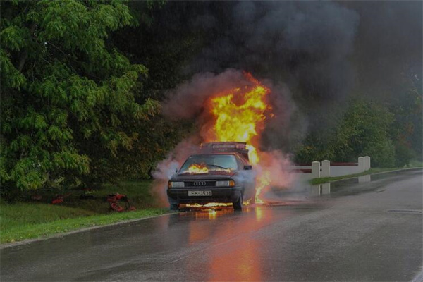 夢到了的車著火了意味著什麼_周公解夢