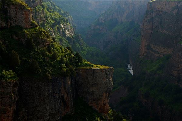夢見自己掉下懸崖驚醒_周公解夢
