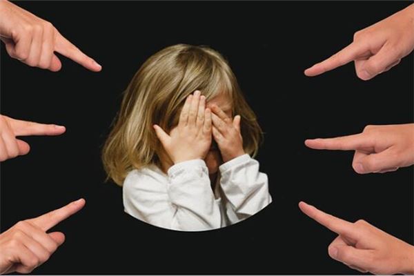 夢見自己被一群人打_周公解夢