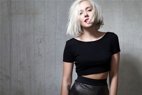 夢見拔白頭髮_周公解夢