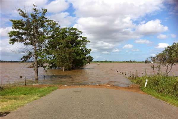 夢見發水淹沒道路_周公解夢