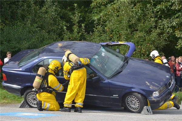 夢到朋友開車撞人會是什麼預兆_周公解夢