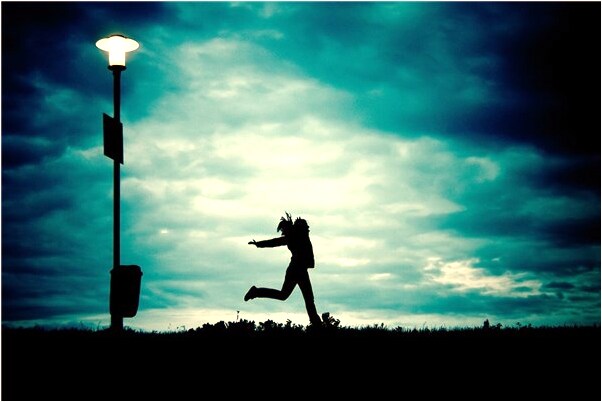 夢見在海邊看月亮是啥預兆_周公解夢官網