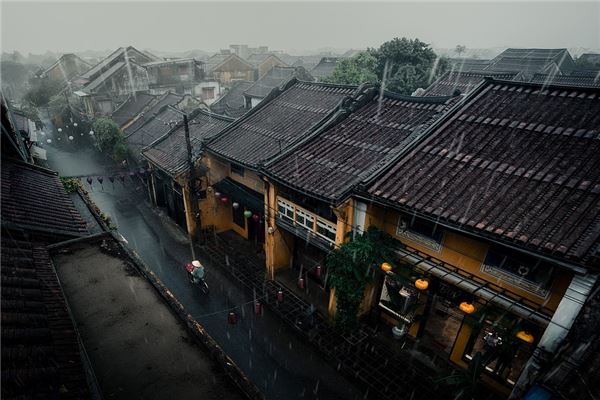 夢見下雨房屋漏雨有何寓意_周公解夢