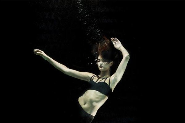 夢見別人掉水裡了又救上來了是什麼意思_周公解夢