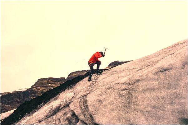 夢到了汽車標誌在車頭右側是什麼意思_周公解夢官網