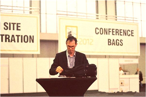 夢到了男人胸前抱蛇是啥意思_周公解夢官網